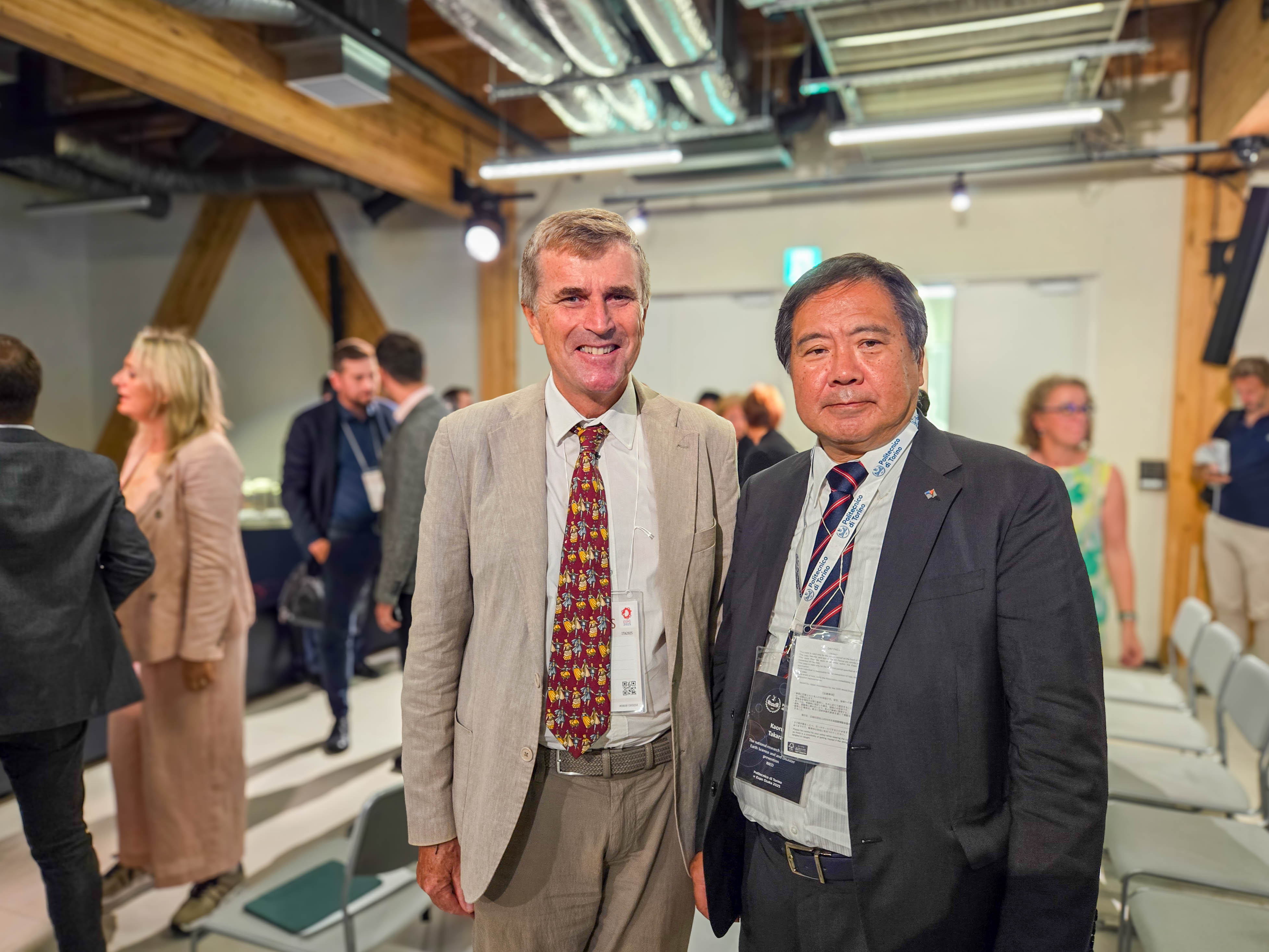 President Professor Kaoru Takara of NIED and Professor Giuseppe Quaglia, Director of the PoliTo Japan Hub.
(Left:Professor Giuseppe Quaglia Right: Professor Kaoru Takara)