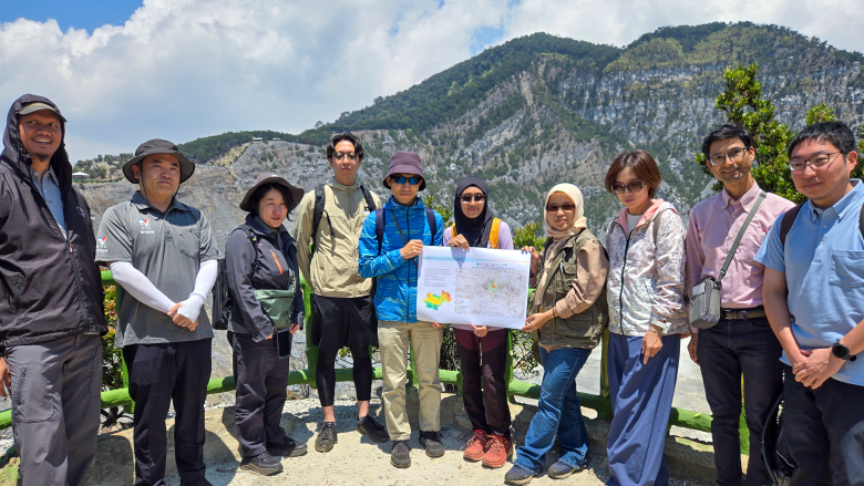  A photo of the workshop participants at the rim of Tangkuban Perahu Volcano’s crater.