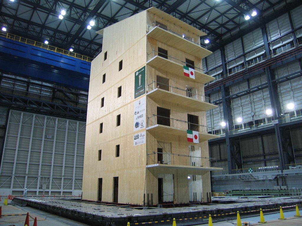 【１３】７階建てXLam木質パネル建物（日伊共同研究）（2007年10月）