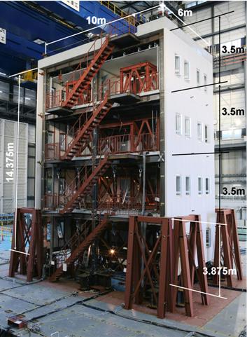 実大4層綱構造建物の完全崩壊再現実験写真