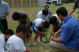 雪害について学ぶ！発信器を使って雪山遭難の捜索練習中！