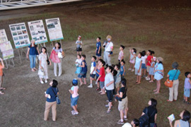 上から操作をしているんだね！「雨、降らせてくださ～い。」