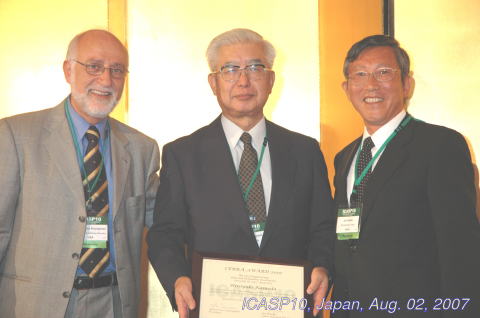 Armen Der-Kiureghian CERRA会長（左、カリフォルニア大学バークレー校）より表彰盾を授与された 亀田客員研究員（右は神田順　ICASP10組織委員長（東京大学））