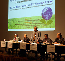 第3回アジア科学技術フォーラムにおいて、第3分科会「自然災害と社会、開発、そして科学技術－アジアにおけるパートナーシップの構築」の総括報告を行う片山前理事長（2007年10月5日、東京コンファレンスセンター・品川）