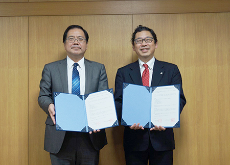 京都大学防災研究所 寶所長（締結当時、写真左）、防災科研 林理事長（写真右）