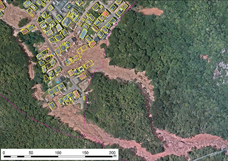 作成した地図の例１：土石流の被害状況と建物データを重ね合わせることにより、被災した家屋の位置、数などを速やかに判断することができます。