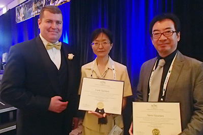 （左）PVP Honors & Awards Committee Chair のTrevor Seipp氏(中央）中村いずみ主任研究員(右）共同受賞者の笠原直人東大教授