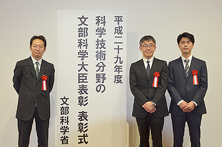 臼田裕一郎総合防災情報センター長（左）、田口仁客員研究員（中央）、李泰榮主任研究員（右）