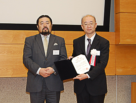 日本地震工学会目黒公郎会長（左）、梶原浩一センター長（右）