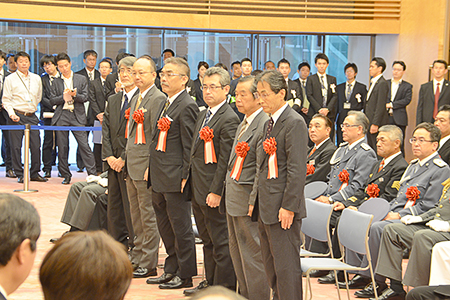 表彰を受ける藤原広行部門長（右から3人目）