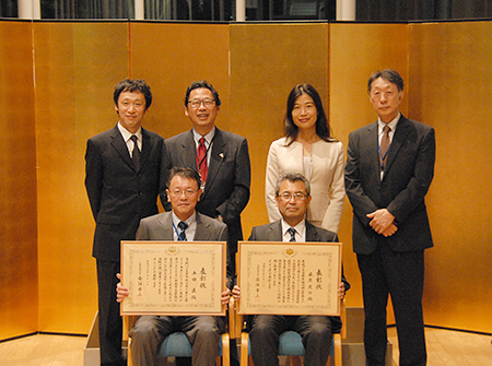 平田直センター長（前列左）、藤原広行部門長（前列右）（後列左から）文部科学省 研究開発局 地震・防災研究課 防災科学技術推進室 松室室長 防災科研 林理事長、神野監事、佐藤監事