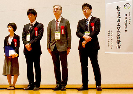 左から浦田優美特別研究員、吉田圭佑助教、福山英一総括主任研究員、久保久彦特別研究員