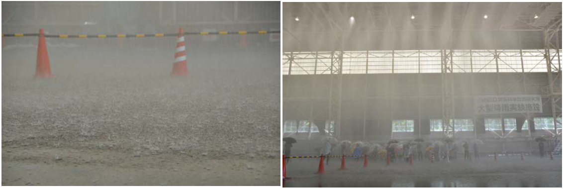 降雨体験のイメージ：科学技術週間一般公開時の様子（左：アスファルトへの降雨、右：降雨時の様子） 
