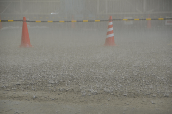 写真2　アスファルトへの降雨