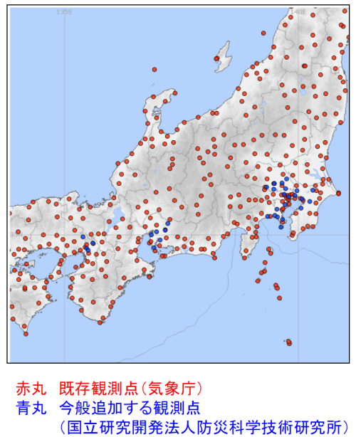 気象庁の既存観測点（赤丸）と今般追加する防災科学技術研究所の観測点（青丸）が日本地図上に記されている図