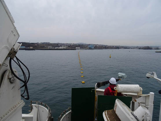 　2015年3月1日　KPL船尾から恵比寿浜まで続くブイ。このブイを使って海底ケーブルを所定の位置まで移動します。