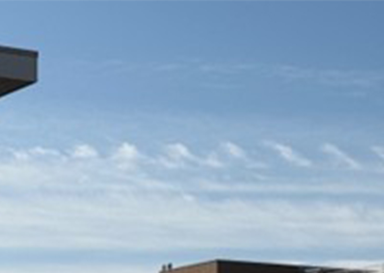 青空に、波が連なったような形の雲が横一列に並んでいるケルビン・ヘルムホルツ不安定性の雲（波雲）。：写真