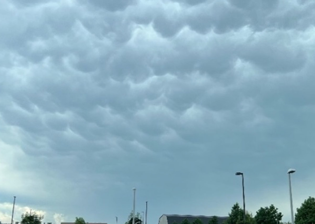雲の下側に、丸いふくらみがいくつも垂れ下がって見えるちぶさ雲。でこぼこした独特の形が特徴。：写真