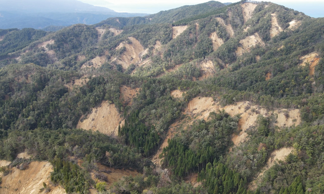 地震により起きた地すべり 地震による地すべりは山の尾根から谷底までどこでも起こりやすい。：写真