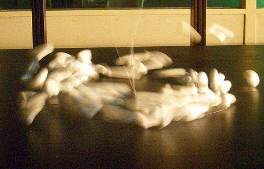 竜巻状気流発生装置で作り出した風の中を、発泡スチロール片が巻き上げられて回転している様子。：写真