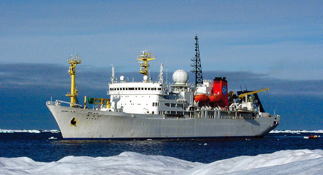 氷の浮かぶ海域を航行する海洋地球研究船「みらい」。海や大気を観測し、気候変動の研究を行ってきたJAMSTECの研究船。：写真