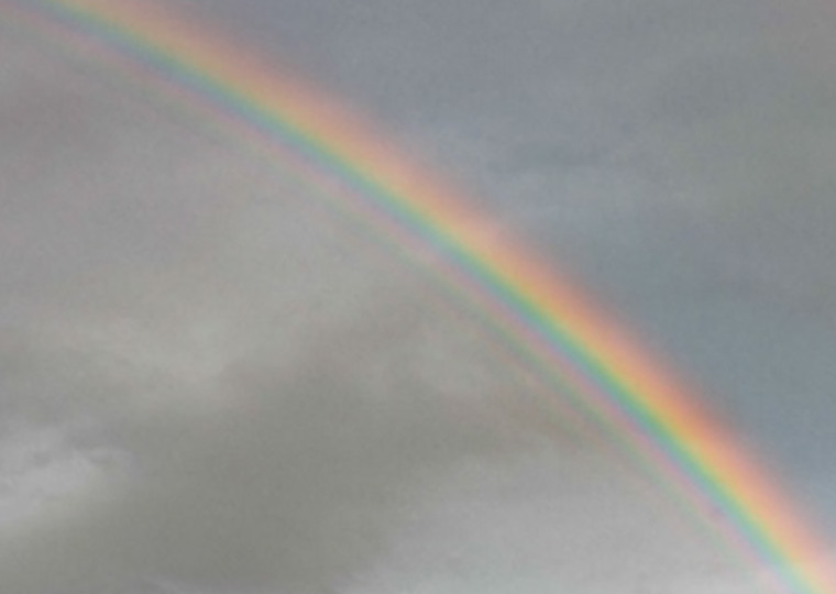 過剰虹 明るい虹の内側に、さらに細くてうすい虹がいくつも並んで見える写真。主な虹の色の内側に、小さな虹の帯が重なっている。：写真