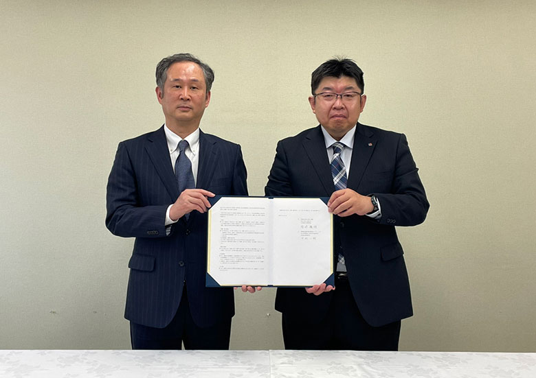 締結式の記念撮影。締結書を挟んで、左側が岡﨑 雅明、右側がに上石勲　雪氷防災研究センター長