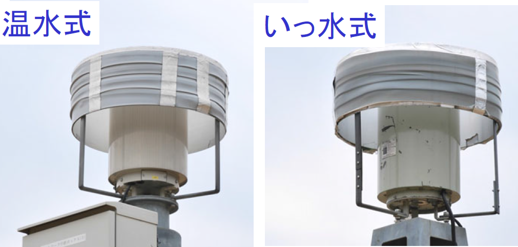 温水式雨量計（左側）と溢水式雨量計（右）