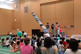 地震発生!高層ビルに見立てたカラーブロックが倒壊してしまった!