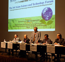 第3回アジア科学技術フォーラムにおいて、第3分科会「自然災害と社会、開発、そして科学技術-アジアにおけるパートナーシップの構築」の総括報告を行う片山前理事長(2007年10月5日、東京コンファレンスセンター・品川)
