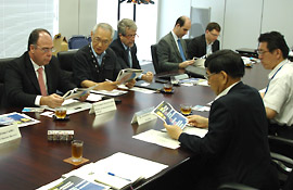 岡田理事長(下段左)より説明を受けるコエリョ大臣(上段左)