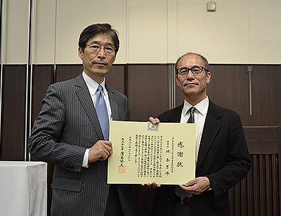 左:理事 米倉実 右:熊本地震復旧・復興支援本部副本部長 上石勲