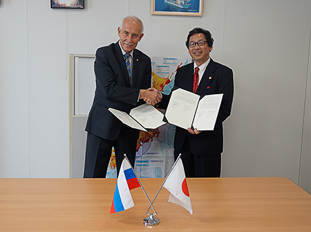 (写真左) Dr. Alexey Malovichko President / The Federal Research Center The United Geophysical Survey of The Russian Academy Sciences
(写真右) 林 春男 理事長 / 防災科学技術研究所