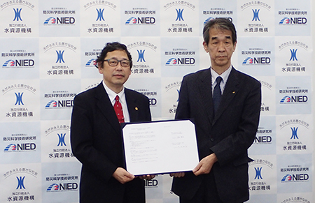 独立行政法人水資源機構 甲村理事長(写真右)、防災科研 林理事長(写真左)