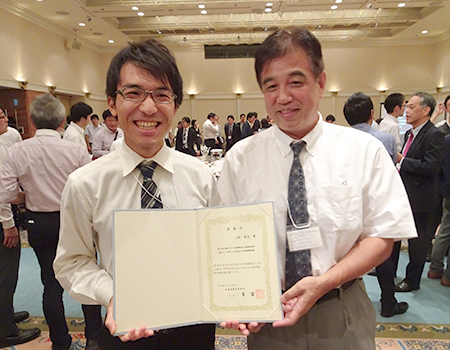 共著者の清野教授と土肥裕史特別研究員(左)