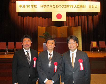 (左から)海洋研究開発機構 川口勝義海洋工学センター長、香川大学 金田義行教授、
地震津波火山ネットワークセンター 髙橋成実副センター長