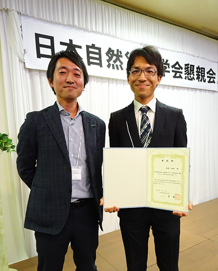 共著者の関西大学・奥村与志弘 准教授と土肥裕史特別研究員(右)