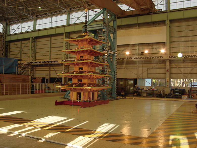 大型耐震実験施設で五重塔の模型が地震動で揺れる様子